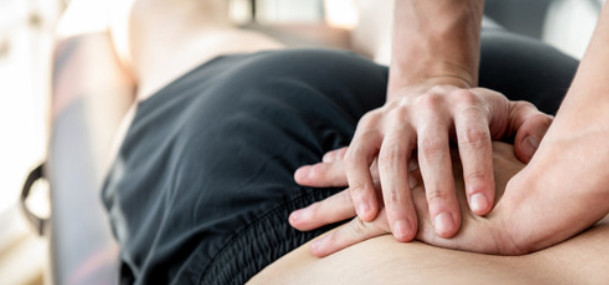Fizjoterapeuta przeprowadza masaż pleców pacjentowi